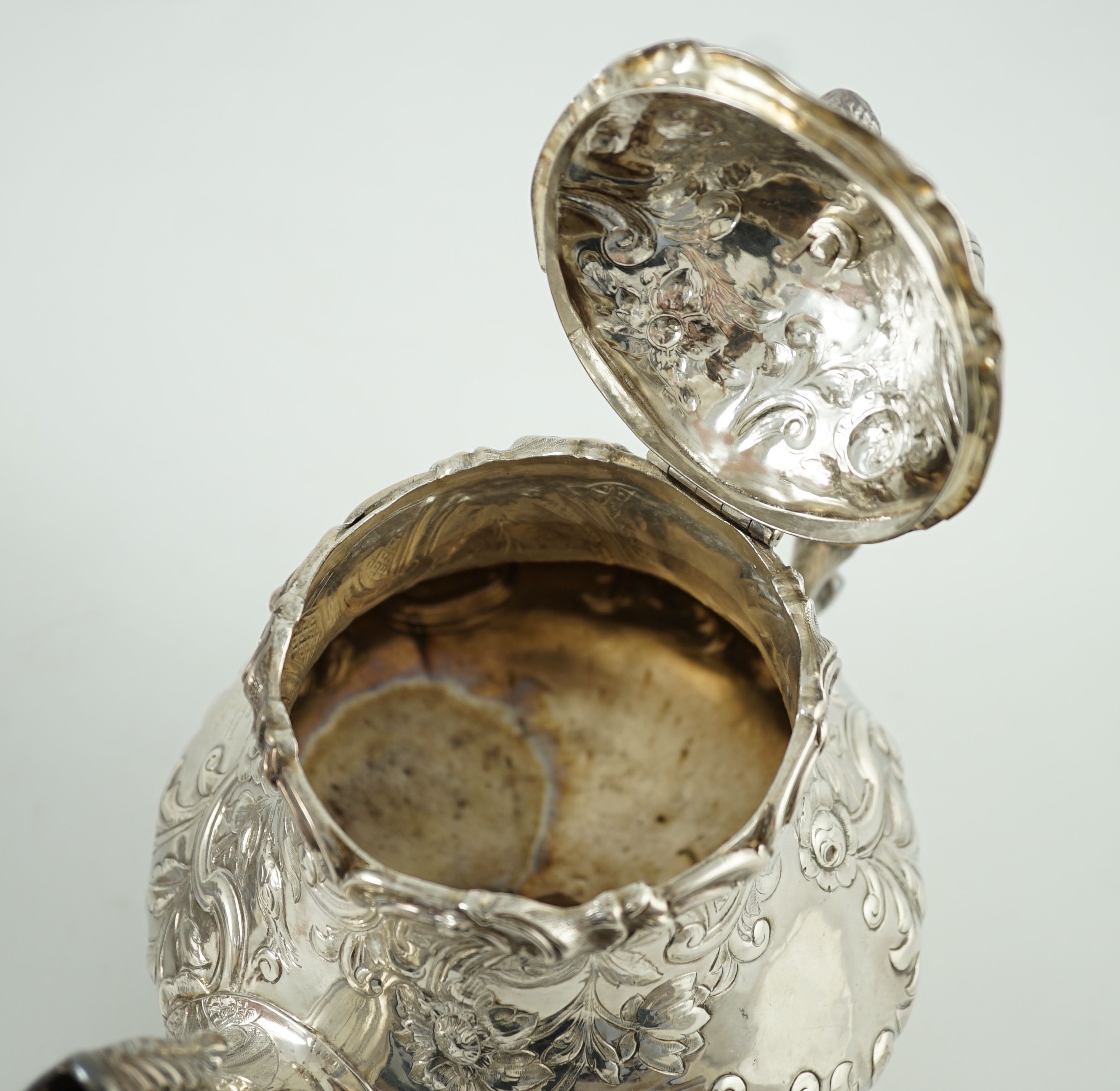 An early Victorian silver teapot and matching sugar bowl, by John Wellby